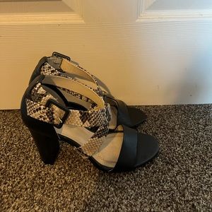 Jones New York Black and snake skin leather heels
